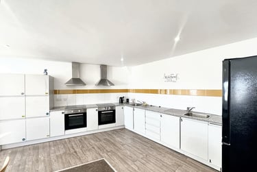 8 bed flat, 10 Kinterbury Street, City Centre, Plymouth, PL12DG - Image 1